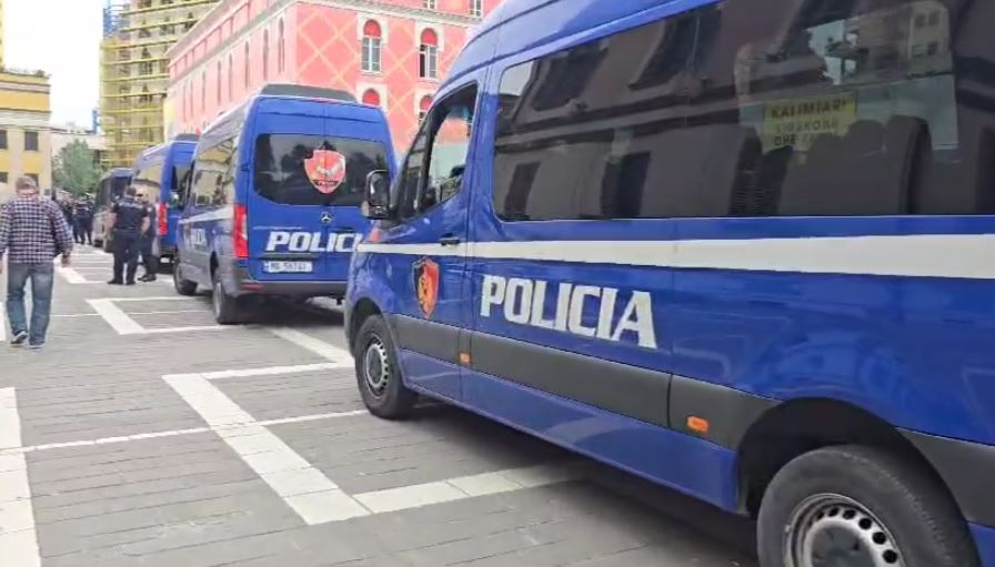 Protesta e opozitës furgonë policie dhe efektivë policia blindon