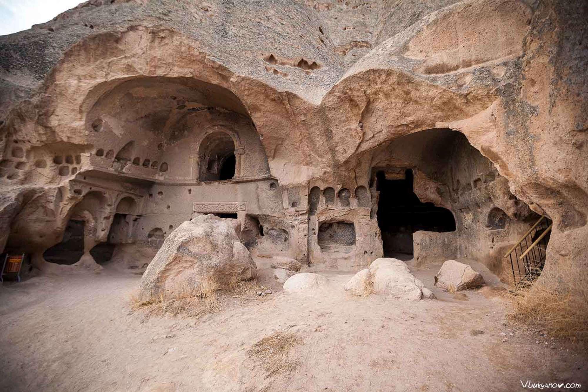 Cave town. Подземный город Деринкую Турция. Подземный город в Турции Каппадокия. Древний подземный город Деринкую. Каппадокия пещера Деринкую.