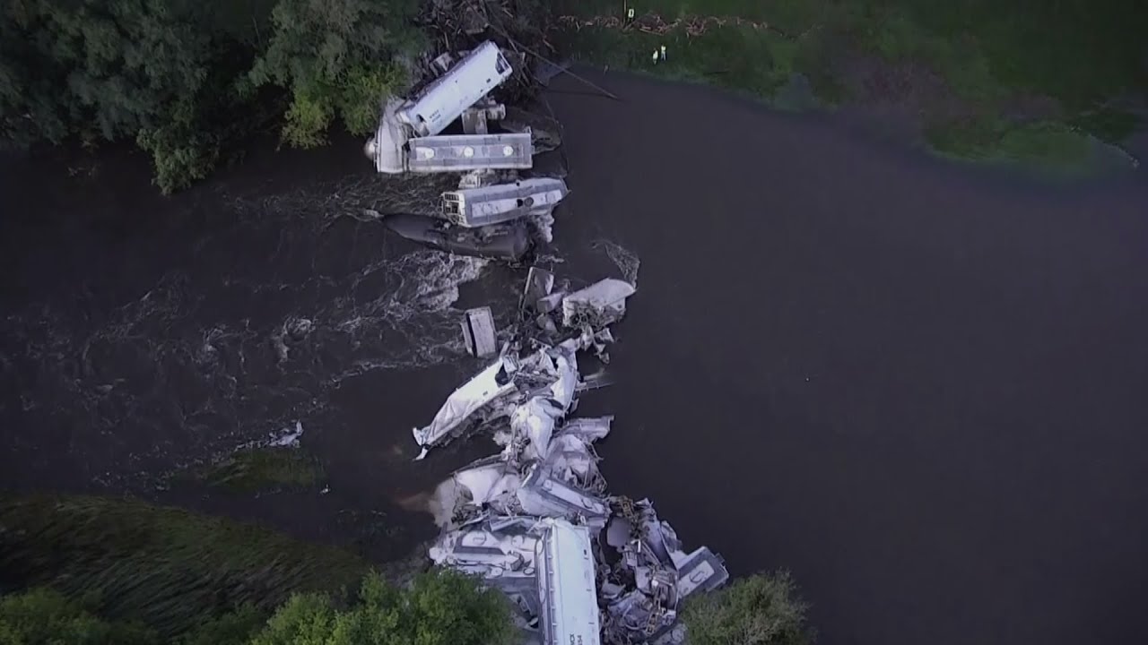 Упавший мост в америке. Обрушение моста. Обвалы на реках. Поезд упал в воду.