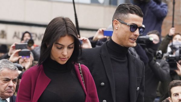 Georgina Rodriguez Und Christiano Ronaldo Schauen Auf Den Boden