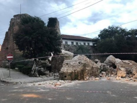 Muret Bizantine Të Durrësit Të Rrëzuara Nga Tërmeti. Foto Gjergj Erebara Birn 533x400