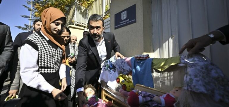 806x378 Protesters Leaves A Cradle With Bloody Dolls And Childrens Clothing In Front Of Israel Embassy 1697819789237