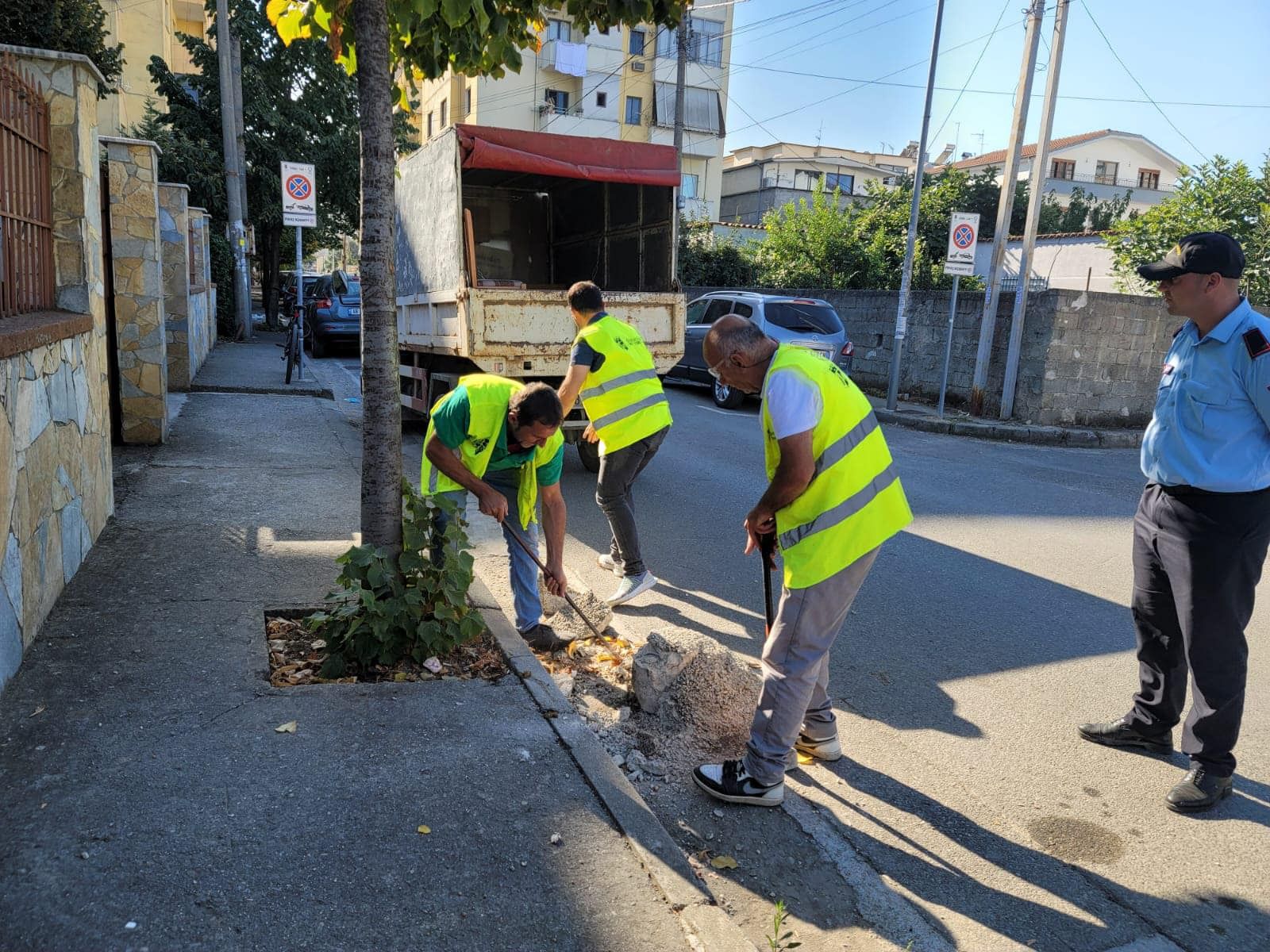 FOTOT/ Bashkia e Tiranës aksion për lirimin e hapësirave publike në disa lagje të kryeqytetit