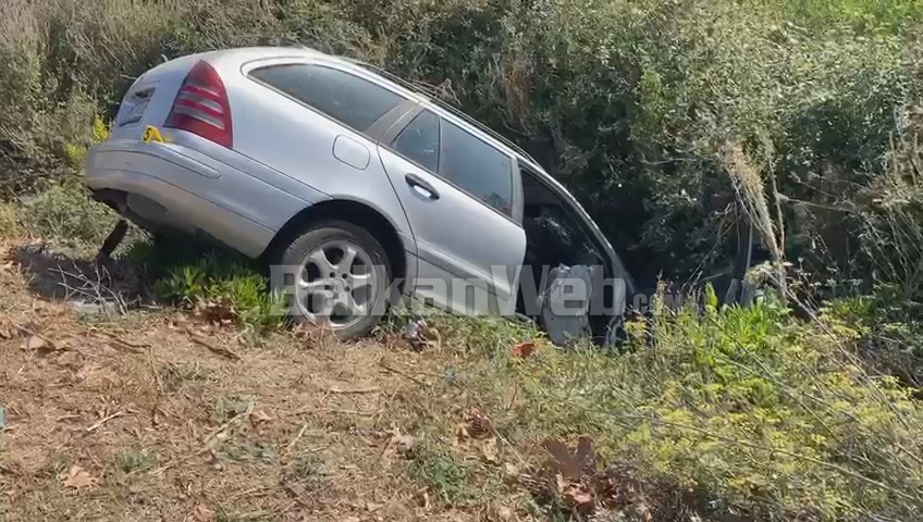 Aksident në aksin rrugor Levan-Tepelenë, makina del nga rruga, plagoset efektivi i policisë