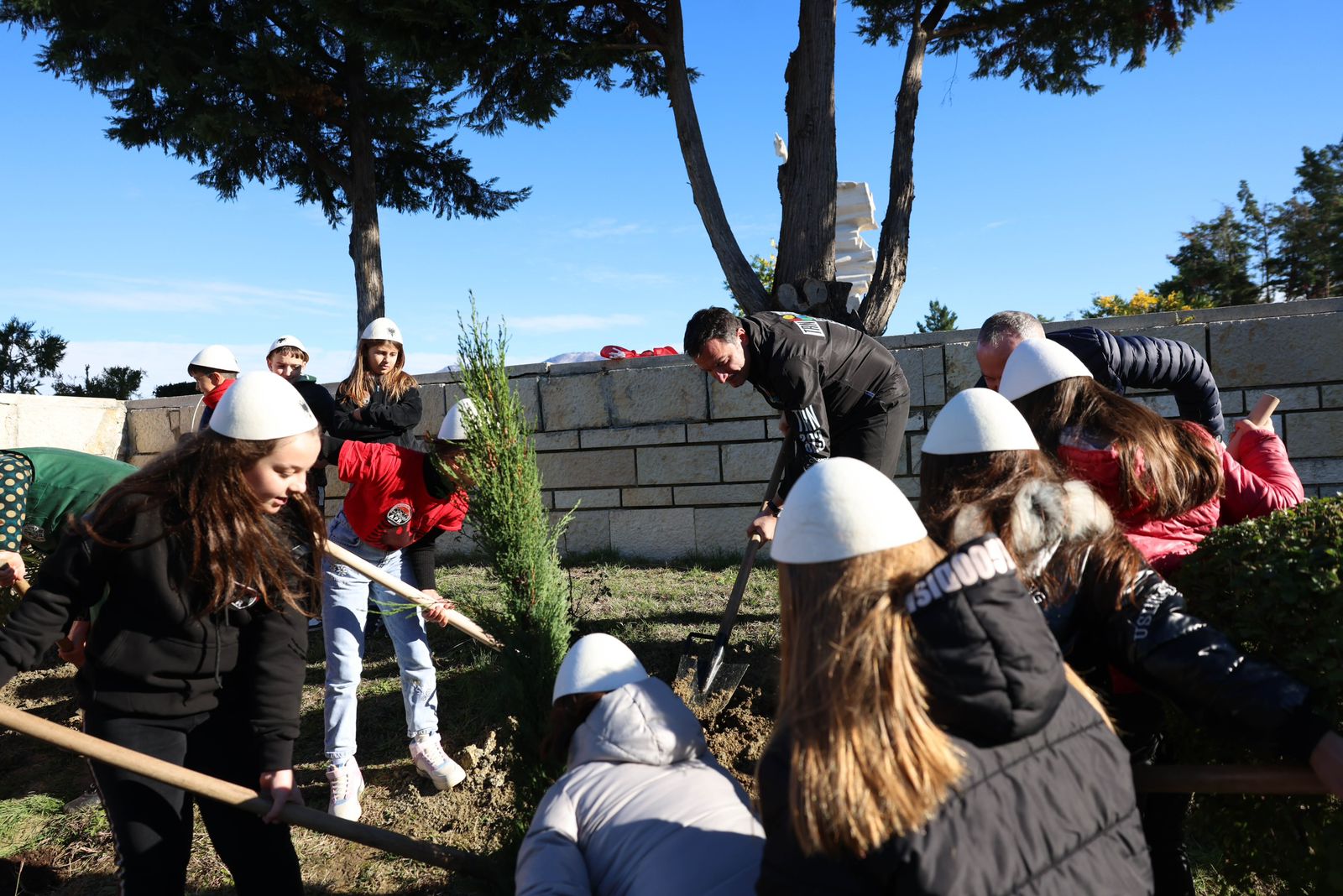 111 pemë nga 111 nxënës në 111 vjetorin e Pavarësisë së Shqipërisë, Veliaj: “Sot patriot është ai që kontribuon për qytetin”