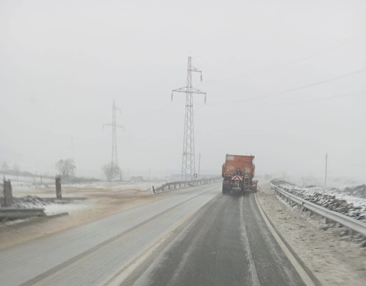 Pas reshjeve intensive të dëborës, Autoriteti Rrugor Shqiptar: Mjetet borëpastruese kanë qenë në terren pa ndërprerje