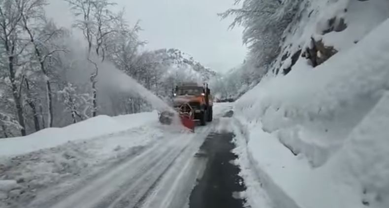 Reshje të dendura bore, probleme me rrugët në veri, bllokohet Kukës-Peshkopi