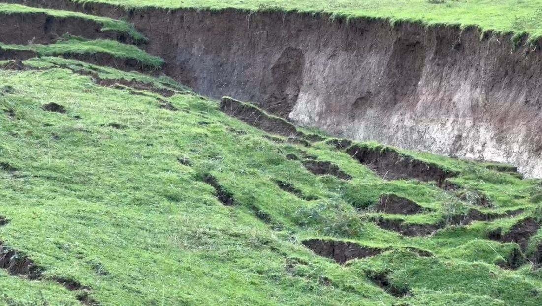 VIDEO/ Shembje dherash në rrugën Klos-Qafë Buall, rrezikohen disa banesa