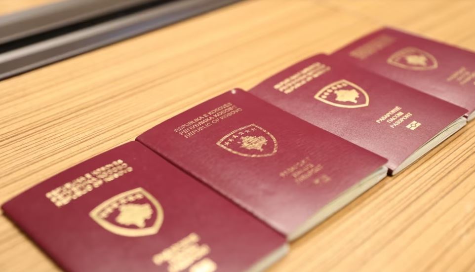 Analiza/ Pasaportat e Kosovës për serbët, çështje integrimi apo zgjedhjeje?!