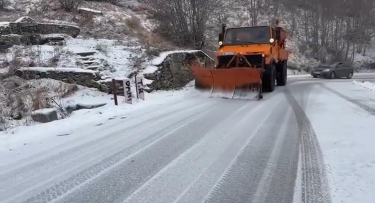 Jo vetëm borë, juglindja ‘pushtohet’ nga mjegulla e dendur. Apeli për drejtuesit e mjeteve