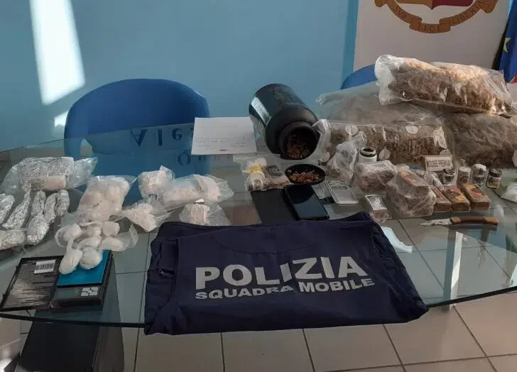 Shqiptarët arrestohen me 2 kilogramë kokainë e mijëra euro