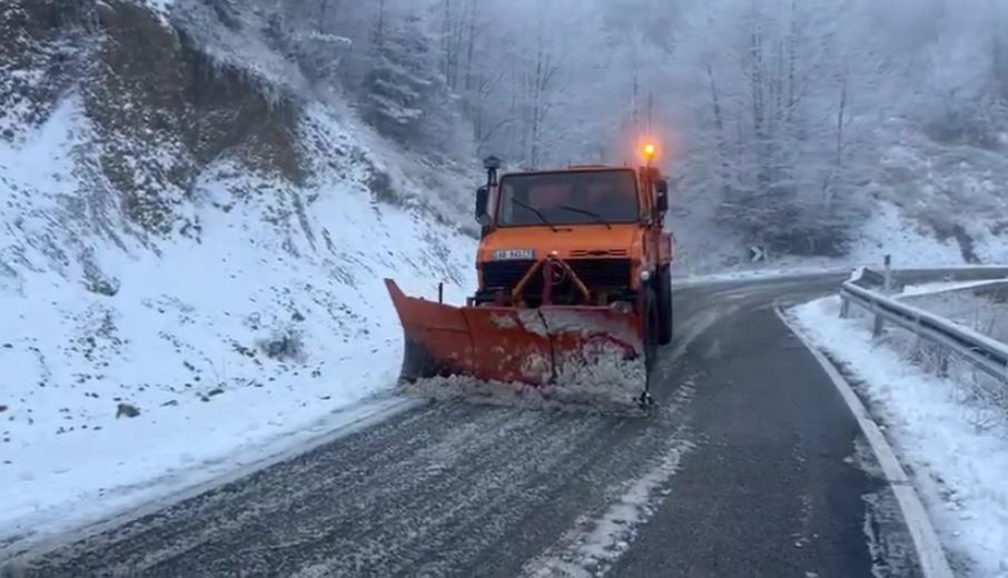 Reshjet e dëborës në juglindje të vendit/ Trashësia shkoi deri në 7 cm, si paraqitet gjendja e rrugëve