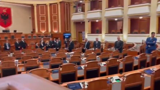 VIDEO/ Bardhi i përjashtuar, nxjerr pamjet nga Kuvendi: 43 gardistë në sallë