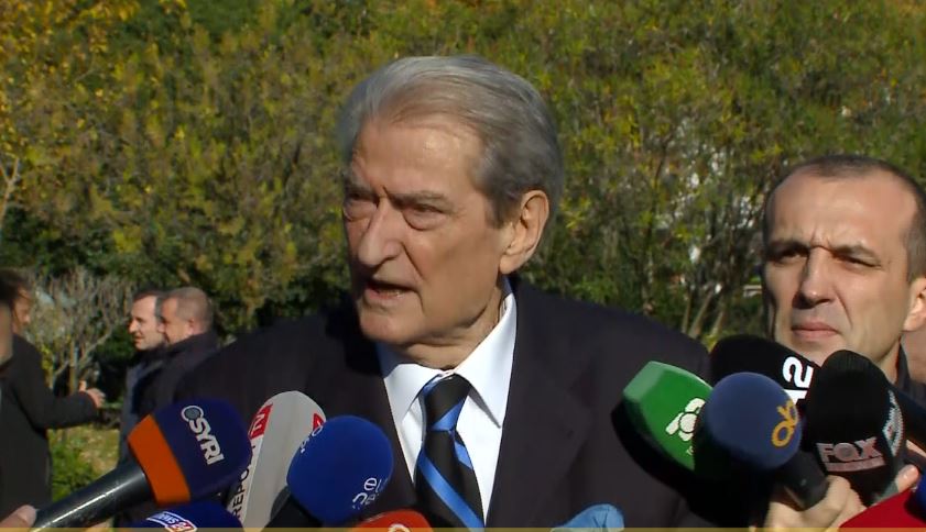 “Seanca e turpit”, Berisha: Mosbindja civile sot ishte suksesi i radhës i deputetëve të opozitës. E patë që kishte vënë nga 15 vetë në një derë?!