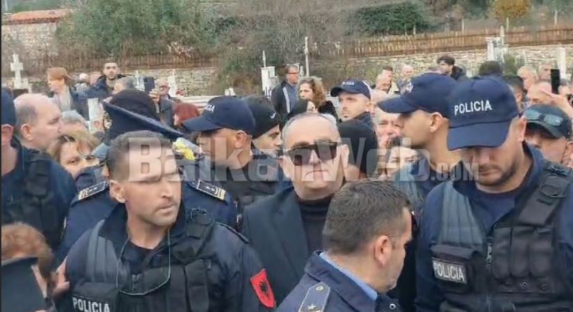 Me syze dielli dhe i rrethuar me policë, Fredi Beleri pritet me brohorima në varrezat e Himarës