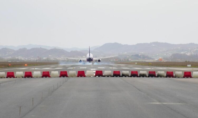 Aeroporti I Rinasit