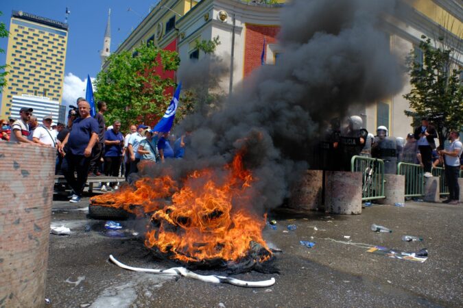 Bashkia Proteste Zjarr