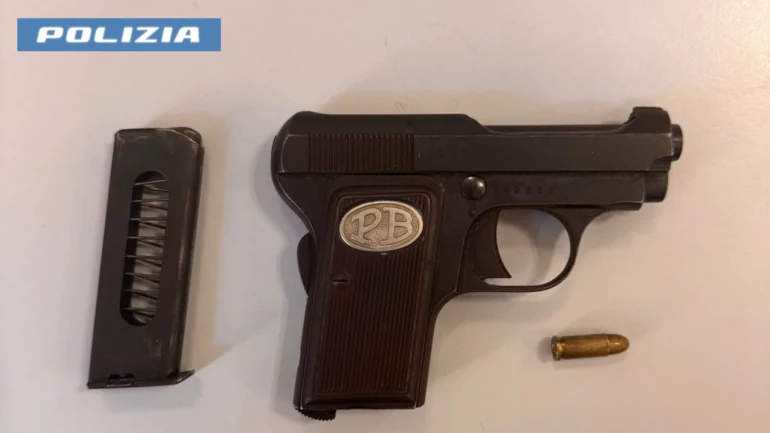 La Pistola Beretta Sequestrata Dalla Polizia Foto Polizia