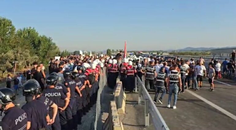 VIDEO/ Protesta në Thumanë-Kashar, përplasje mes protestuesve dhe policisë – Balkanweb.com – News24