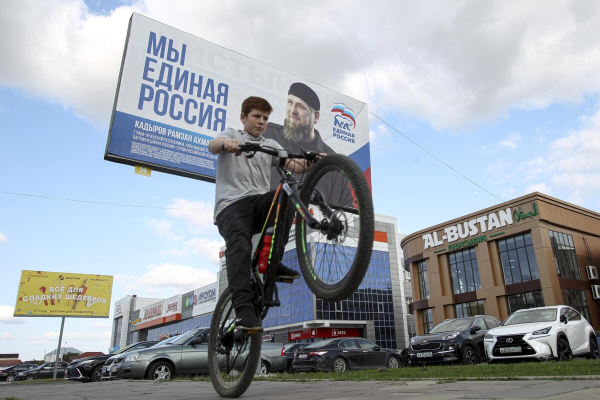 Un Bambino Gioca Sotto Un Manifesto Di Kadyrov A Grozny . Foto Lapresse (ap Photo Musa Sadulayev) 2