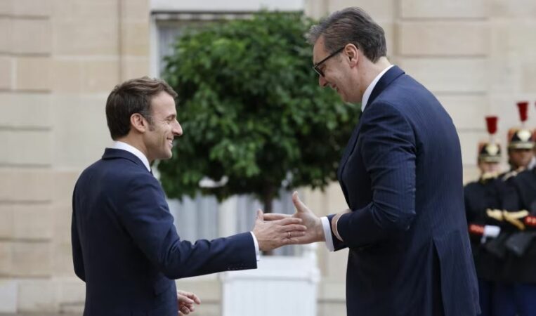 Macron Vucic