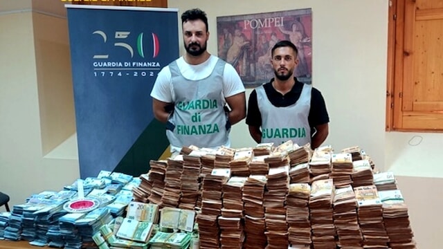 Soldi Sequestro Guardia Finanza Napoli