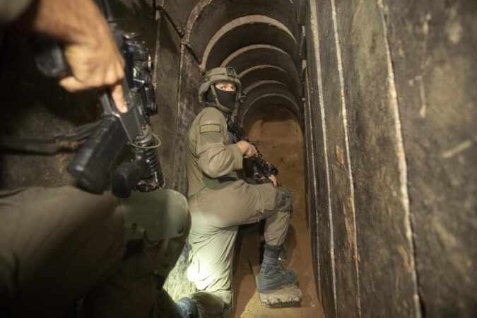 Soldati Israeliani In Uno Dei Tunnel Di Hamas A Gaza Foto Lapresse (ap Photo Victor R. Caivano) 2