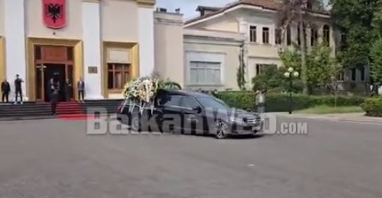 VIDEO/ Homazhet për Gerti Bogdanin, arkëmorti i ish-deputetit mbërrin në Kuvendin e Shqipërisë