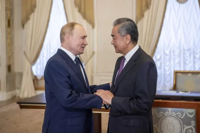 Putin Greets Wang Yi