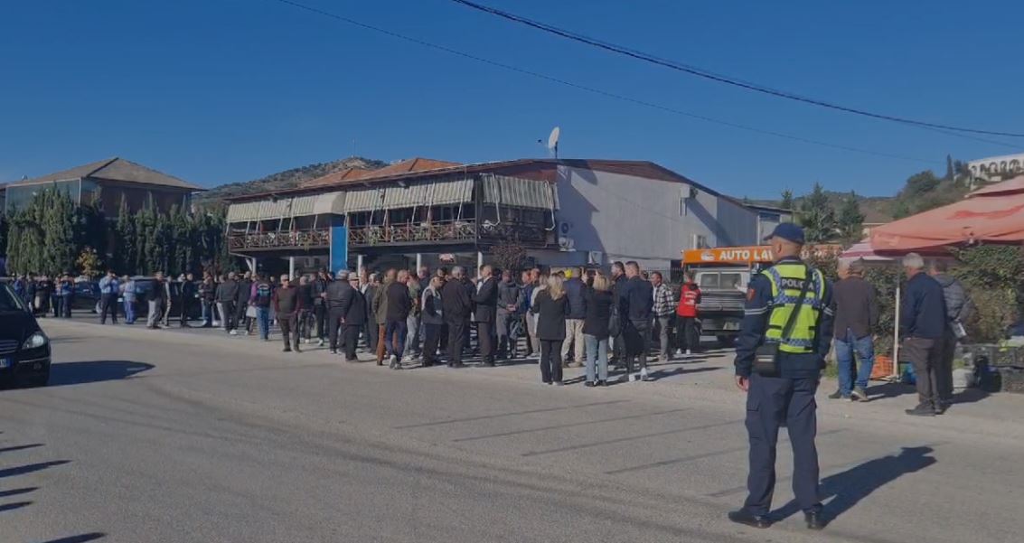 Aksidentet e shumta rrugore dhe vdekja e 8-vjeçarit, banorët e Pajovës në Peqin protestë: Merrni masa, na rrezikohet jeta