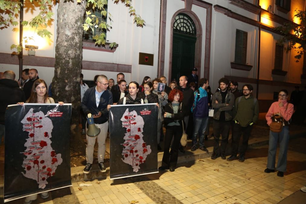 FOTO LAJM/ “Shqipëria e lyer në gjak”, protestë në Tiranë për masakrën në Shkodër