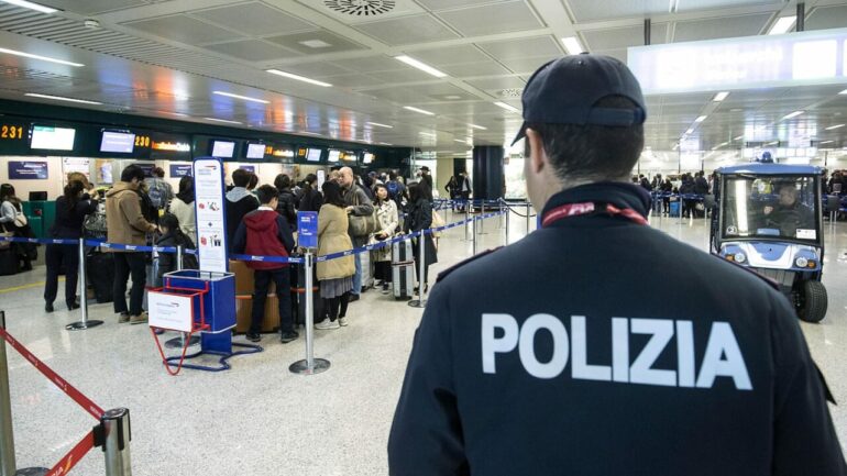 Polizia Aeroporto Lapresse