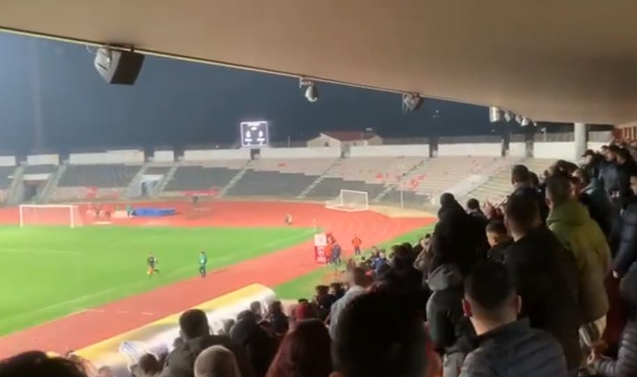 VIDEO/ Kaos i tifozëve në “Elbasan Arena”, nuk mungon tensioni te Dinamo-Elbasani