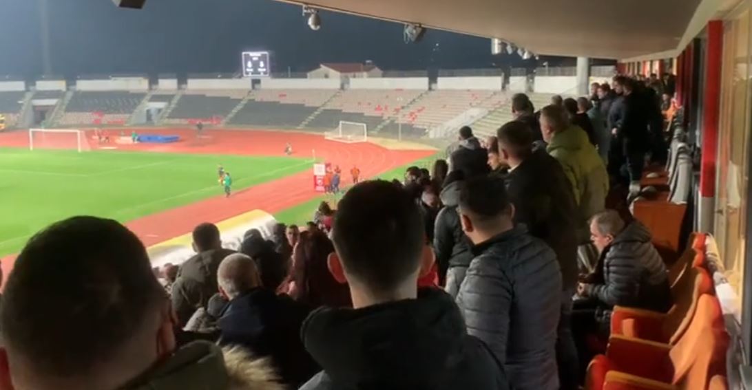 Tensioni në “Elbasan Arena”/ Shoqërohen disa tifozë, një person i lënduar, mes tyre edhe një zyrtar