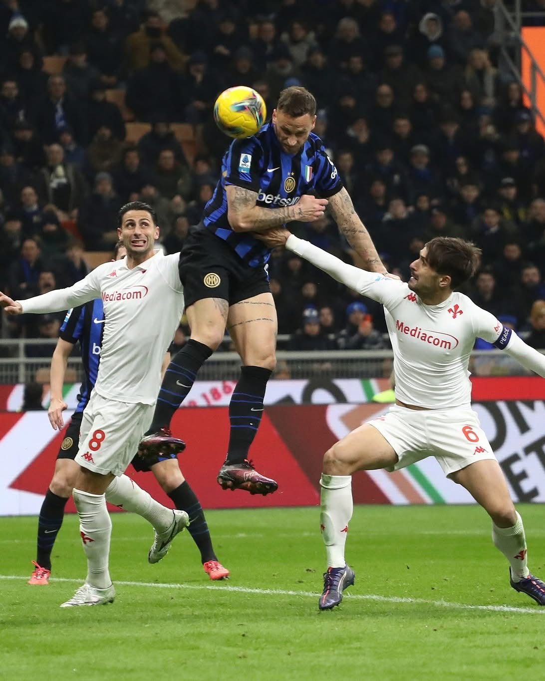 VIDEO/ Inter thyen Fiorentinën dhe i afrohet Napolit në -1 pikë, tre gola në Milano