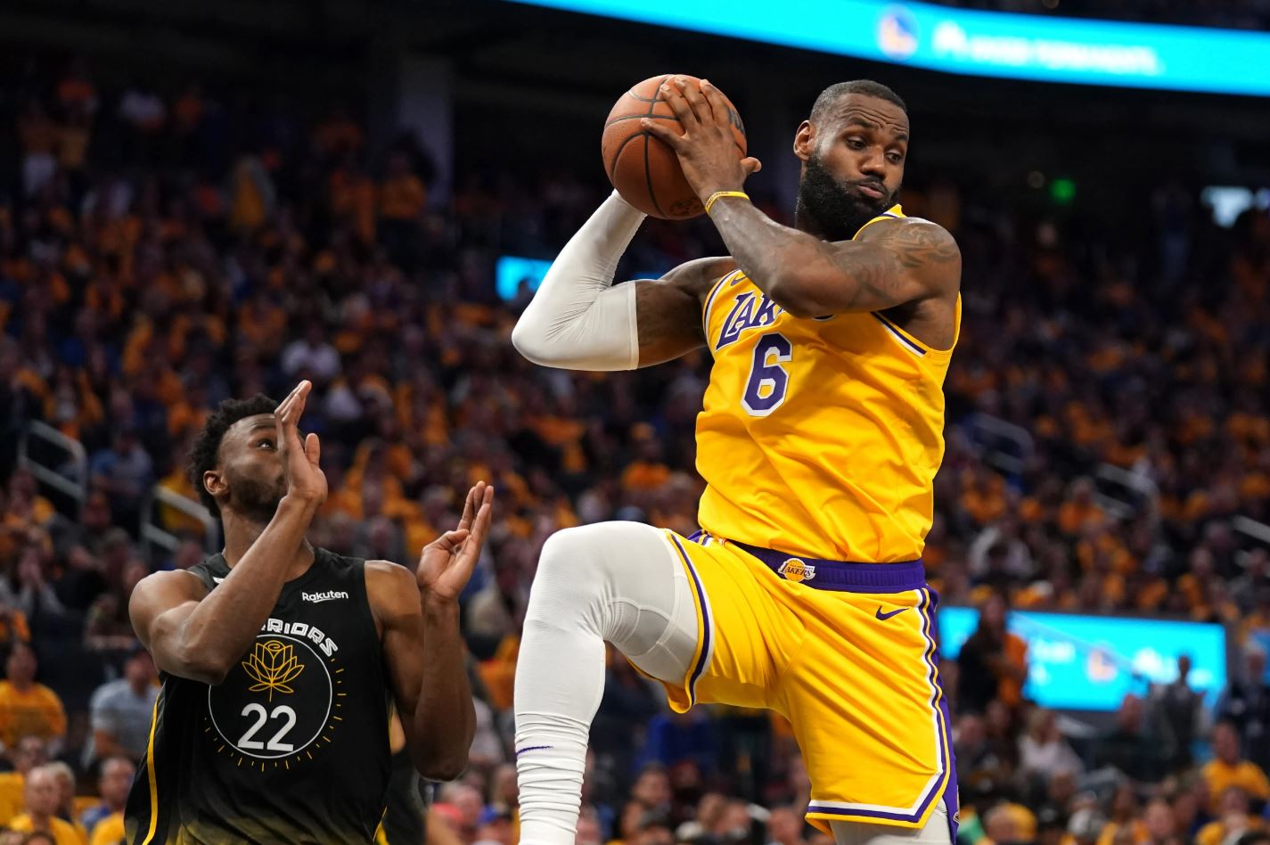 NBA/ “Mbreti” James hyn në histori, Lakers nuk ndalet, Curry s’mjafton për Golden State