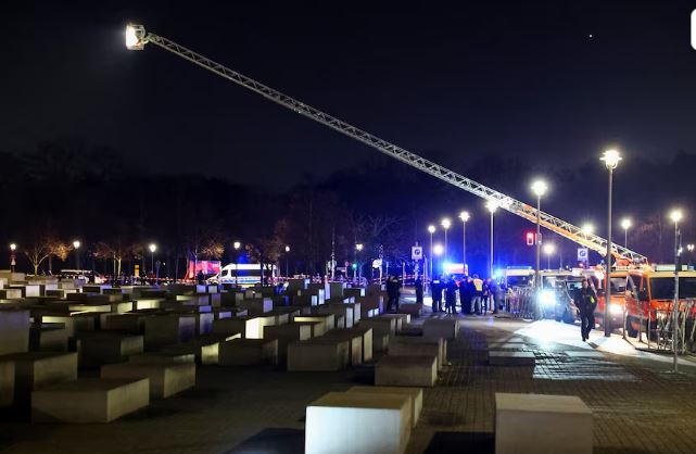 Policia e Berlinit arreston autorin e dyshuar për goditjen me thikë në memorialin e Holokaustit