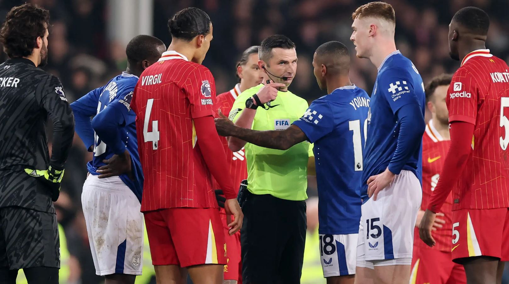 FOTO/ “Jeni në telashe”, kaosi në derbi, Everton-Liverpool rrezikojnë shumë (VIDEO)