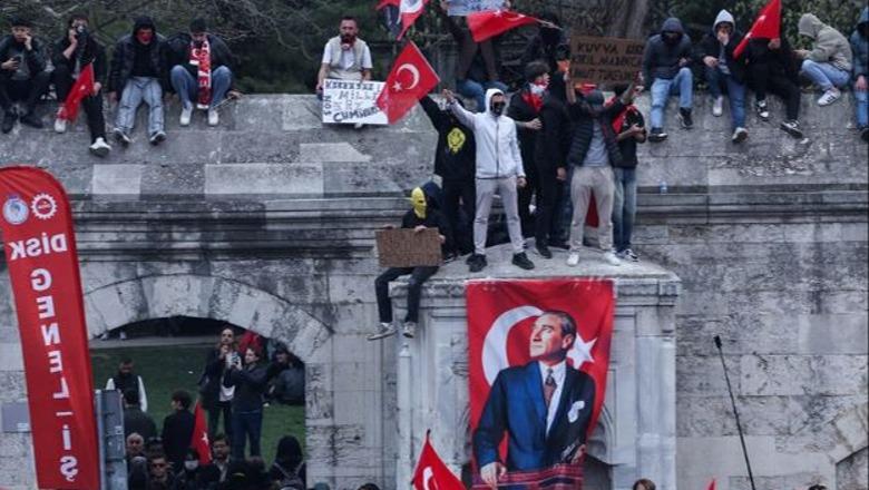 Vijojnë protestat në Turqi pas arrestimit të kryebashkiakut të Stambollit  Erdogan  Kur të bjerë perdja  shfaqja e tyre do të    