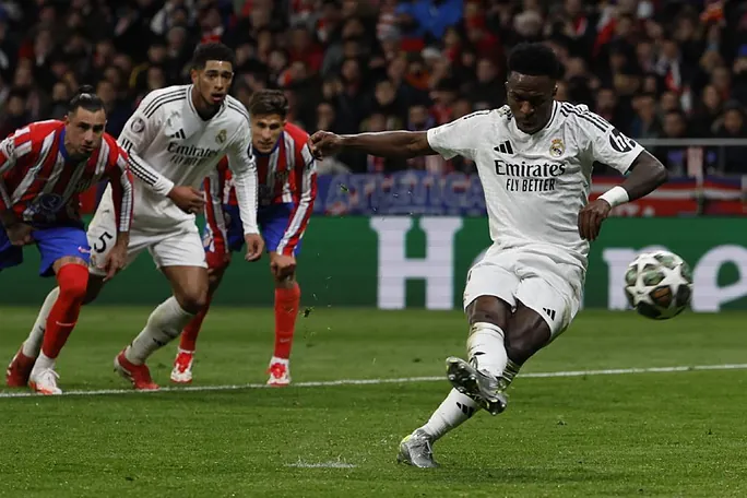 VIDEO/ Dramë në euroderbi, Reali dhe Atletico diskutojnë në shtesë biletën për në çerekfinalen e Champions, Vinicius bën “mëkat”