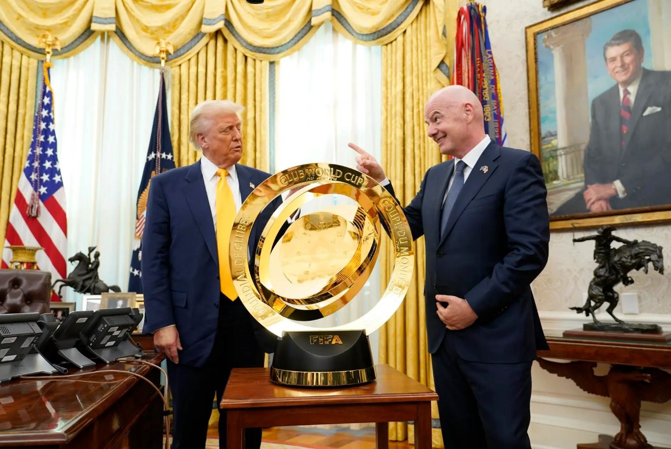Infantino takon Trump në Zyrën Ovale, i dorëzon trofeun e Botërorit për Klube: Do të jetë ngjarje e madhe
