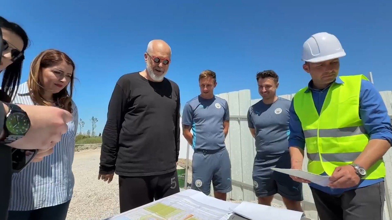 Rama dhe Manastirliu në akademinë e futbollit “Dyrrah City” projekt që po realizohet nga “Fortis Beton”: Një nga komplekset sportive më të mëdha të rajonit, pjesë e Manchester City