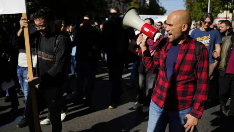 Protesta E Qytetareve Greke Per Kostot E Jeteses Ne Greqi 1024x576