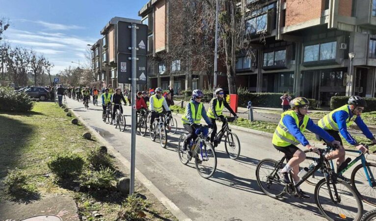 Studentet Serbe Me Biçkleta