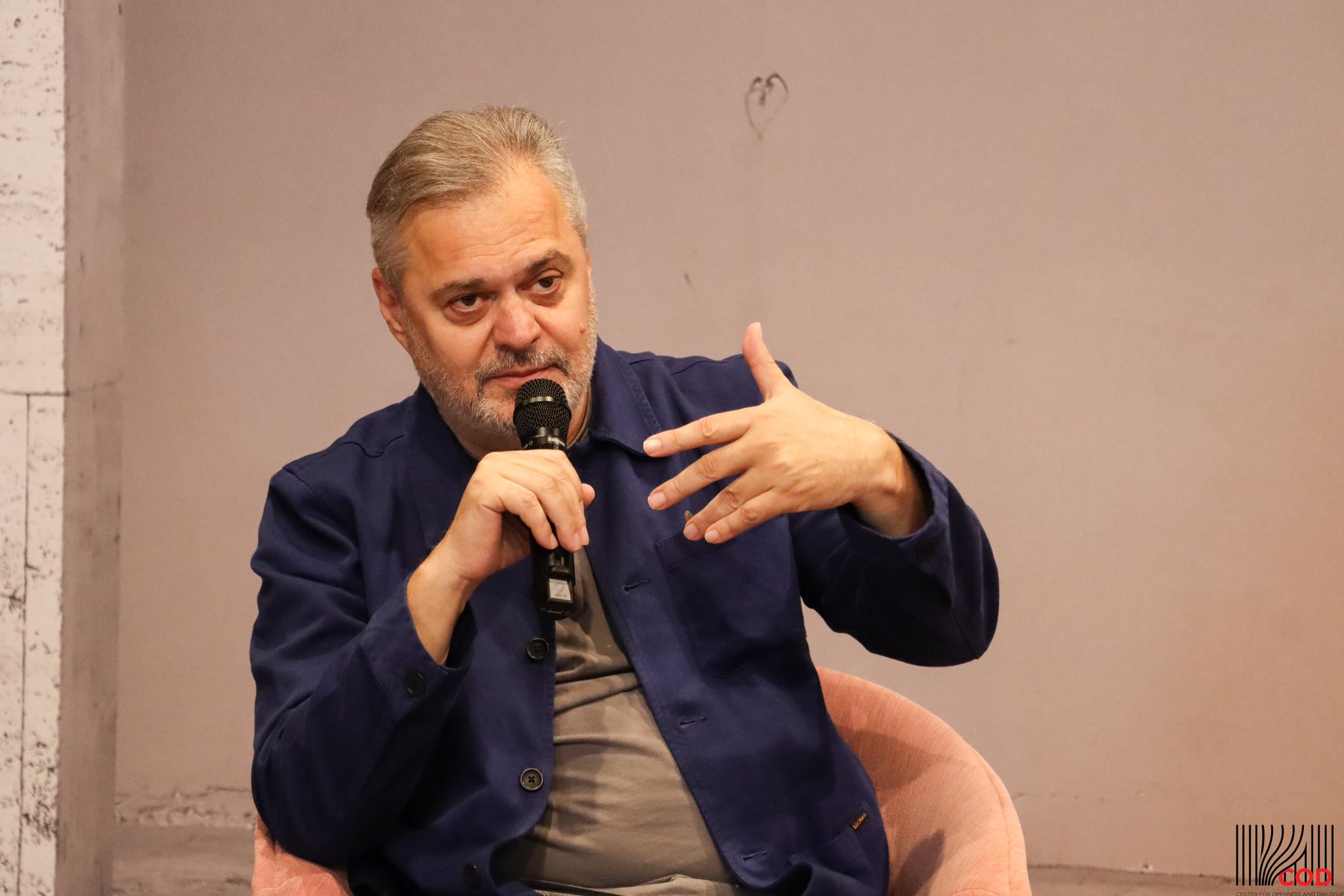 biseda-per-artin-dhe-synimet-per-te-ardhmen-shqiptaret-e-panjohur-te-ben-blushit-nga-ekspozita-ne-album