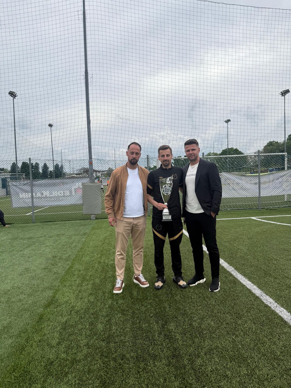 Futboll, ekipi i Triumph U11, kampion i turneut Yes Cup në Milano. Shpartallon në finale gjigantët anglezë të QPR