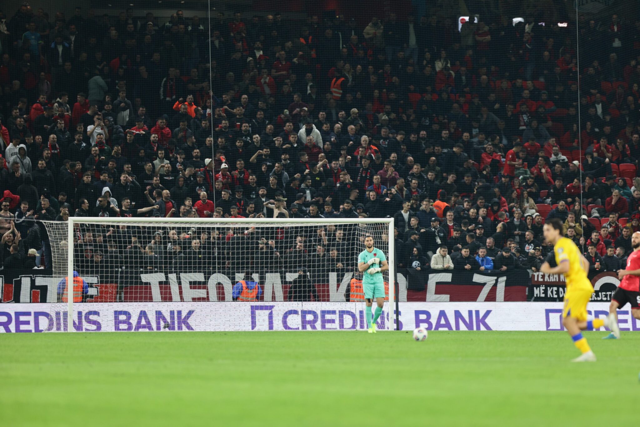 FIFA gjobit FSHF-në për sjelljen e tifozëve, mbyllet një pjesë e stadiumit për ndeshjen ndaj Serbisë